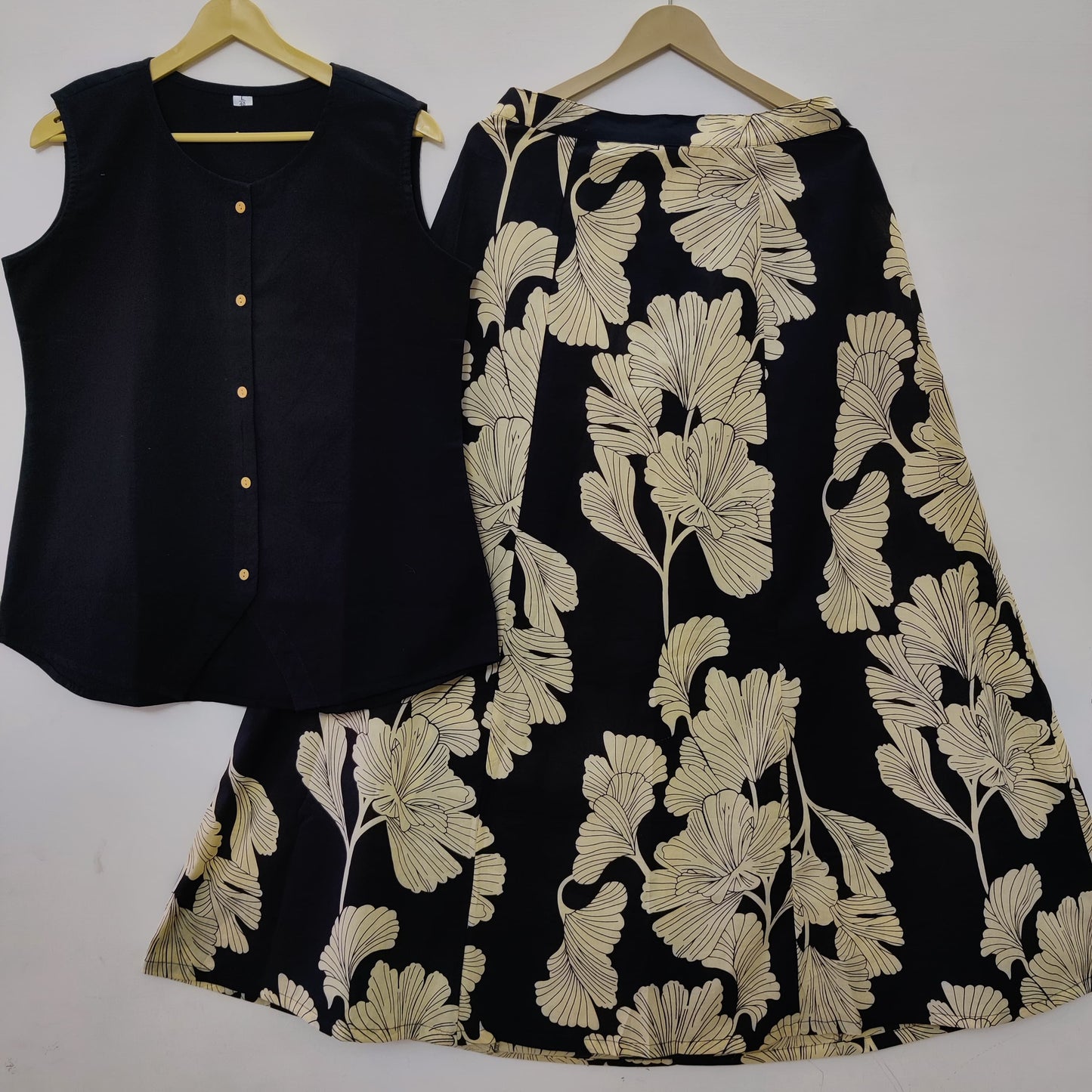Elegant Black Sleeveless Kurta and Skirt Set with Ginkgo Leaf Print